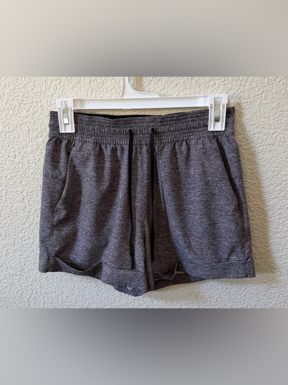 Lululemon Women (4) Spring Breakaway Short Heather Dark Gray Athletic Inseam 3”